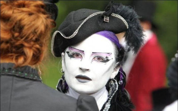 http://reho.st/preview/izismile.com/img/img3/20101018/640/wavegotiktreffen_640_03.jpg