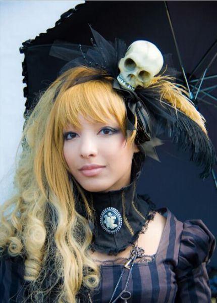 http://reho.st/preview/izismile.com/img/img3/20101018/640/wavegotiktreffen_festival_640_28.jpg