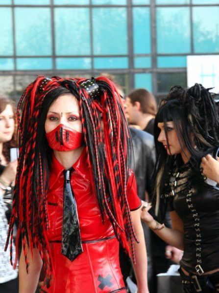 http://reho.st/preview/izismile.com/img/img3/20101018/640/wavegotiktreffen_festival_640_42.jpg