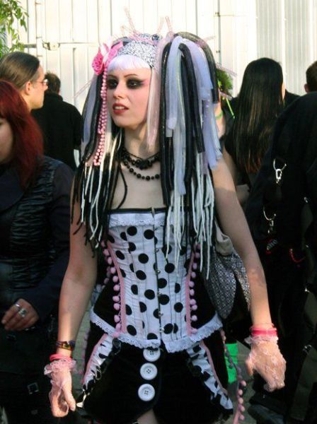http://reho.st/preview/izismile.com/img/img3/20101018/640/wavegotiktreffen_festival_640_44.jpg