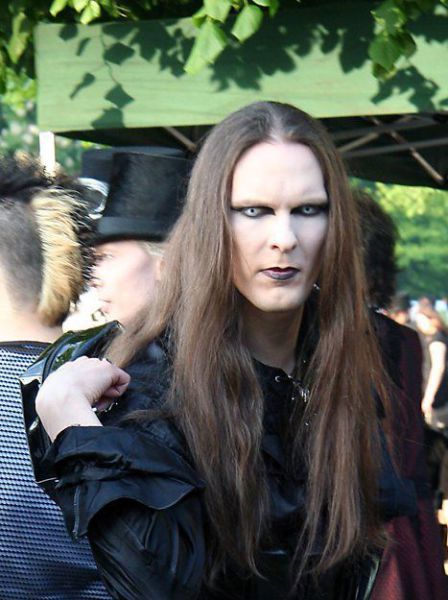 http://reho.st/preview/izismile.com/img/img3/20101018/640/wavegotiktreffen_festival_640_48.jpg