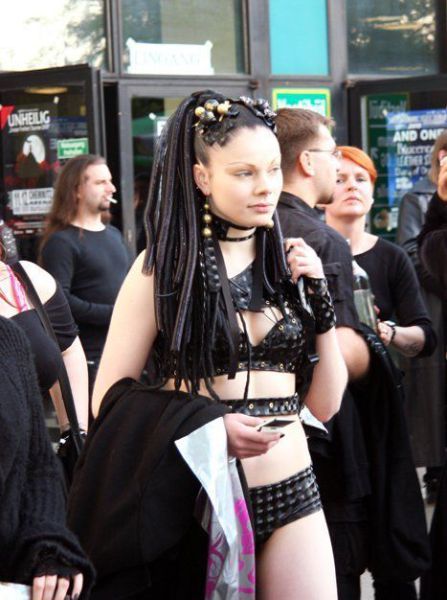 http://reho.st/preview/izismile.com/img/img3/20101018/640/wavegotiktreffen_festival_640_49.jpg
