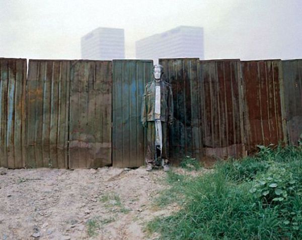 http://reho.st/preview/izismile.com/img/img3/20101026/640/chameleonman_640_17.jpg