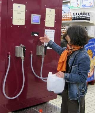 http://reho.st/preview/lh5.ggpht.com/_N-lLFhD7bxE/TLdjR8wCsFI/AAAAAAAAE30/Z4BpK5W2SWU/strangest-vending-wine-keg%5B7%5D.jpg?imgmax=800