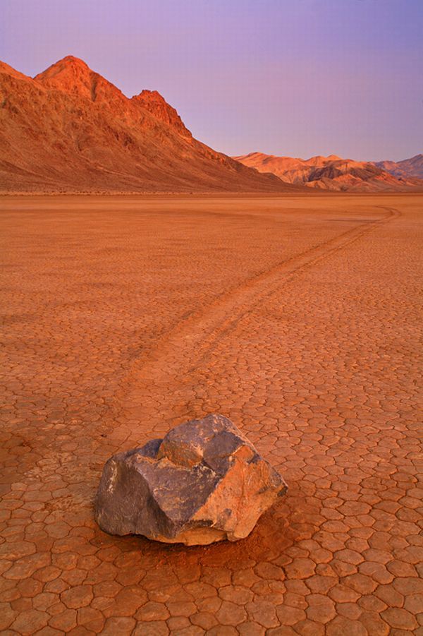 http://reho.st/preview/planetoddity.com/wp-content/uploads/2009/11/sailing-stones-15.jpg