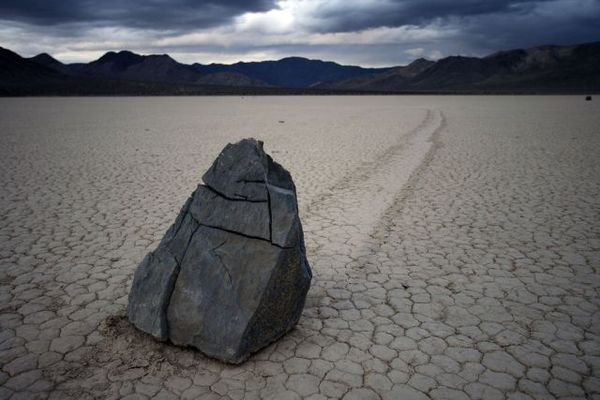 http://reho.st/preview/planetoddity.com/wp-content/uploads/2009/11/sailing-stones-6.jpg