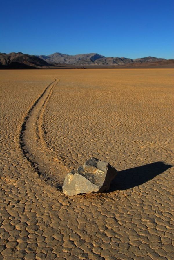 http://reho.st/preview/planetoddity.com/wp-content/uploads/2009/11/sailing-stones-7.jpg