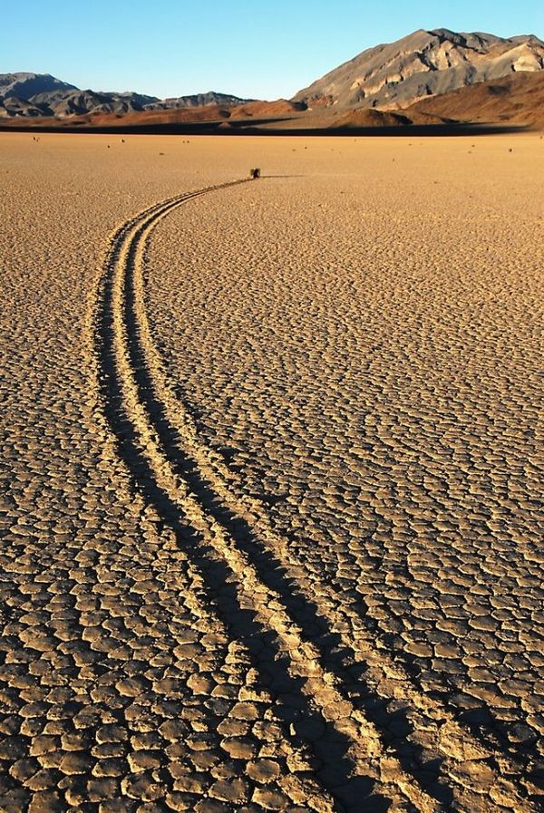 http://reho.st/preview/planetoddity.com/wp-content/uploads/2009/11/sailing-stones-9.jpg