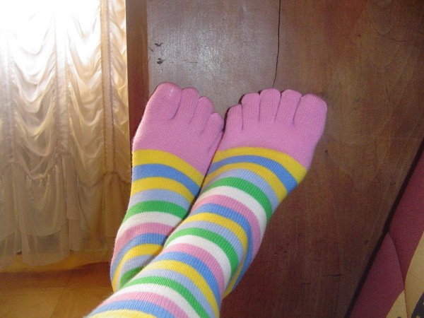 http://reho.st/preview/pralinette.canalblog.com/images/Mes_chaussettes___doigts_001.jpg