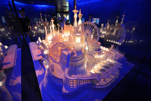 http://reho.st/preview/tokyobling.files.wordpress.com/2009/06/paper_craft_castle_0.jpg