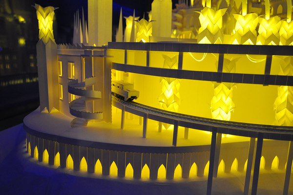 http://reho.st/preview/tokyobling.files.wordpress.com/2009/06/paper_craft_castle_3.jpg