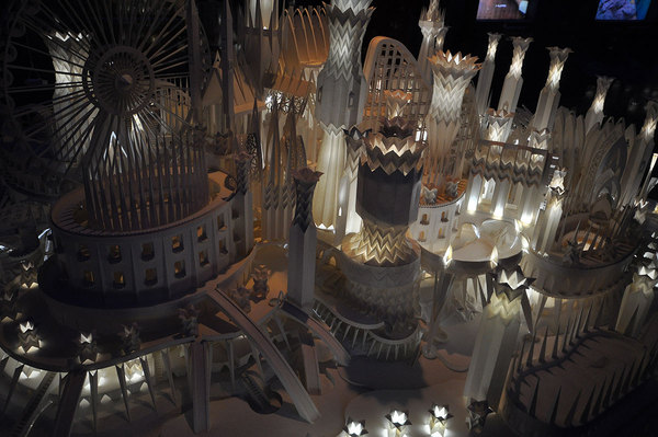 http://reho.st/preview/tokyobling.files.wordpress.com/2009/06/paper_craft_castle_5.jpg