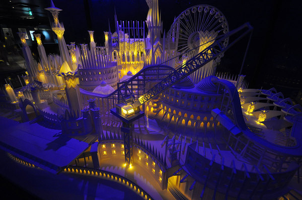 http://reho.st/preview/tokyobling.files.wordpress.com/2009/06/paper_craft_castle_9.jpg