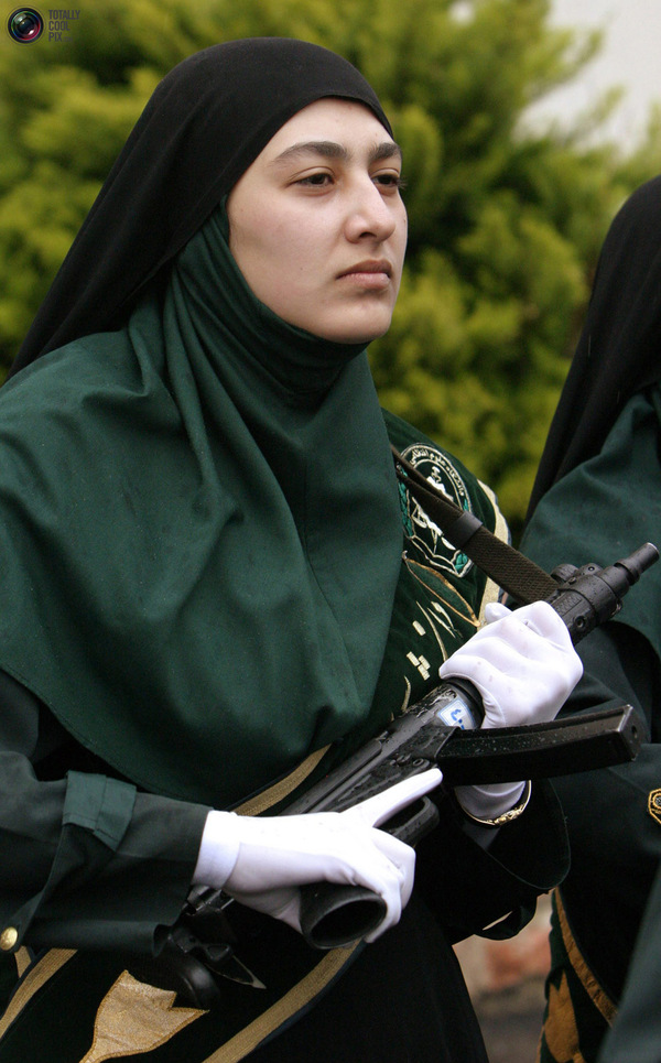 http://reho.st/preview/totallycoolpix.com/wp-content/uploads/2010/05112010_female_soldiers/femalesoldiers_13.jpg