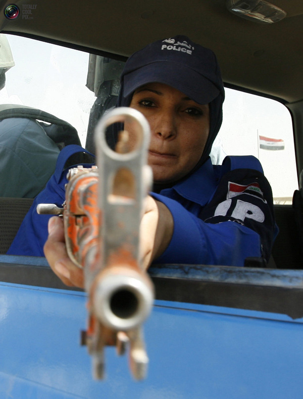http://reho.st/preview/totallycoolpix.com/wp-content/uploads/2010/05112010_female_soldiers/femalesoldiers_18.jpg