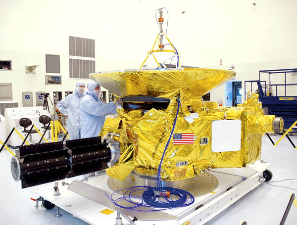 http://reho.st/preview/upload.wikimedia.org/wikipedia/commons/4/46/New_Horizons_1.jpg