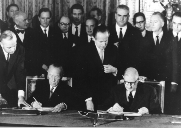 http://reho.st/preview/www.botschaft-frankreich.de/IMG/jpg/elysee63.jpg