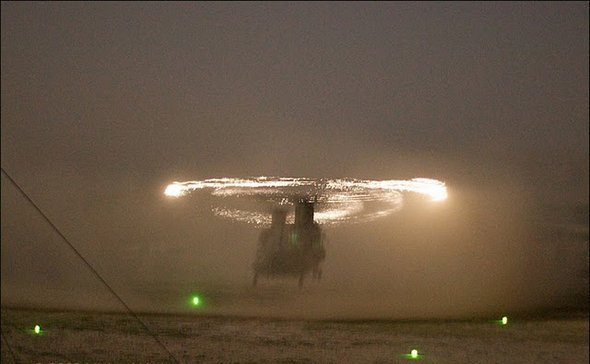 http://reho.st/preview/www.chilloutpoint.com/images/2010/07/helicopter-static-electricity-phonomenon/helicopter-static-electricity-phonomenon-13.jpg