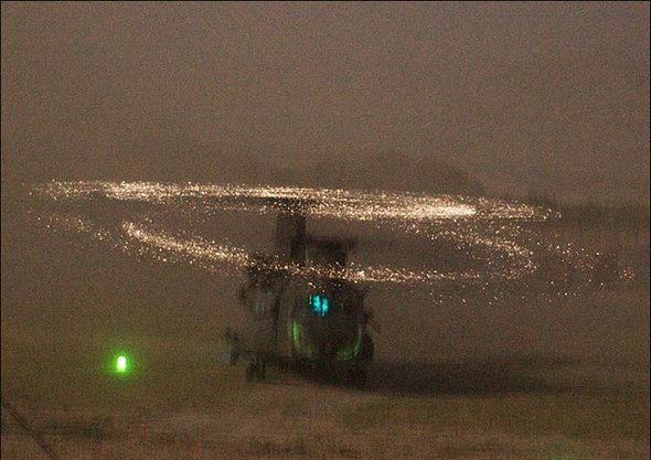 http://reho.st/preview/www.chilloutpoint.com/images/2010/07/helicopter-static-electricity-phonomenon/helicopter-static-electricity-phonomenon-16.jpg