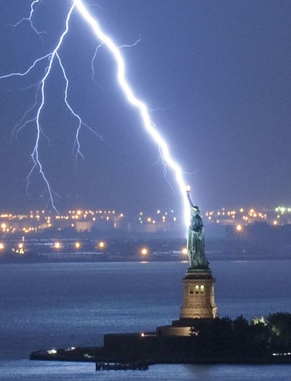 http://reho.st/preview/www.impactlab.net/wp-content/uploads/2010/10/Statue-of-Liberty-Lightening-671.jpg