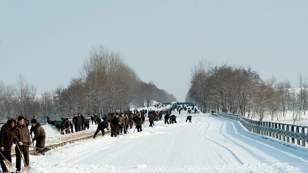 http://reho.st/preview/www.impactlab.net/wp-content/uploads/2010/11/North-Korea-Snow-Removal-032.jpg