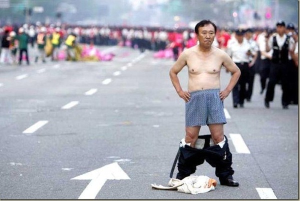 http://reho.st/preview/www.impactlab.net/wp-content/uploads/2010/11/Protestor-709.jpg