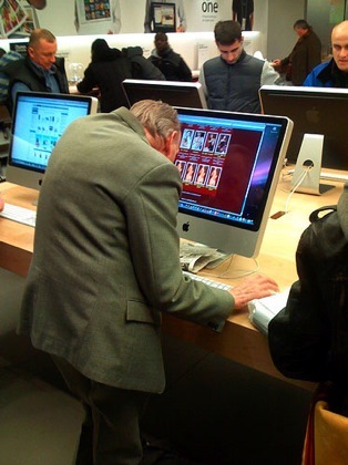 http://reho.st/preview/www.journaldugeek.com/files/2008/11/apple-pervers.jpg