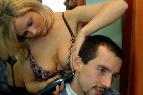 http://reho.st/preview/www.lessentiel.lu/diashow/17313/2coiffeurtopless-b7efa4393e2fc957296cd02bcd2a9a2d.jpg