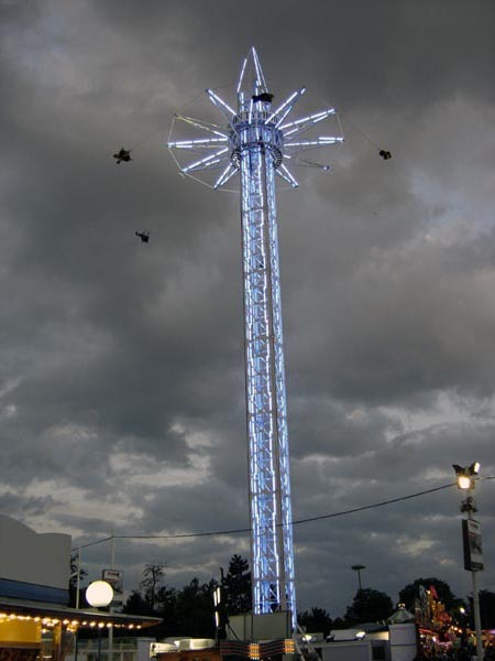 http://reho.st/preview/www.paris-album.net/paris/La%20Foire%20du%20Trone/Un-manege-etonnant-permettant-d-apprendre-a-voler-Paris0252.jpg
