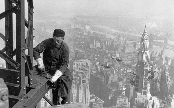 http://reho.st/preview/www.thehighdefinite.com/wp-content/uploads/2010/11/Empire_State_Rampage_by_davidrcole.jpg