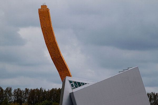 http://reho.st/preview/www.tuxboard.com/photos/2010/10/Excalibur-plus-grand-mur-escalade-du-monde.jpg