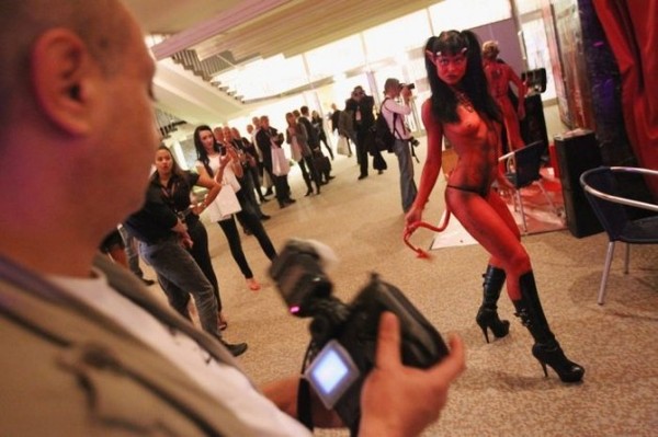 http://reho.st/preview/www.tuxboard.com/photos/2010/10/avatar-diablesse-630x419.jpg