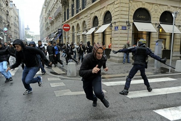 http://reho.st/preview/www.tuxboard.com/photos/2010/10/lyon-casseurs-630x421.jpg