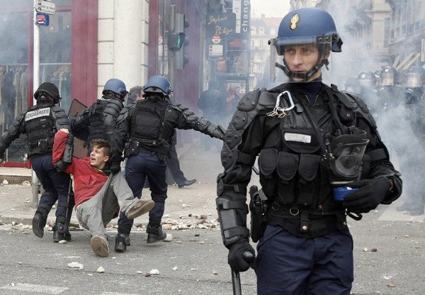 http://reho.st/preview/www.tuxboard.com/photos/2010/10/manifs-arrestation-630x437.jpg