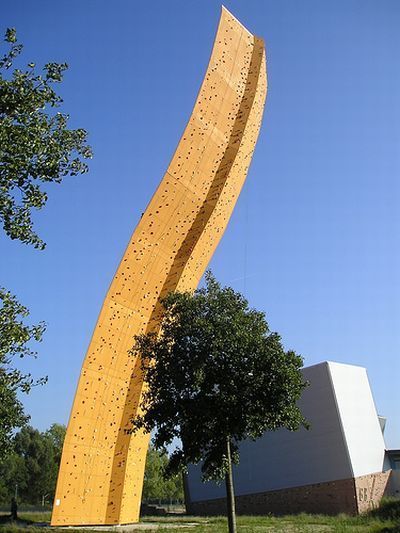 http://reho.st/preview/www.tuxboard.com/photos/2010/10/mur-escalade-gigantesque.jpg