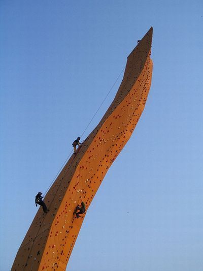 http://reho.st/preview/www.tuxboard.com/photos/2010/10/plus-grand-mur-escalade-du-monde.jpg