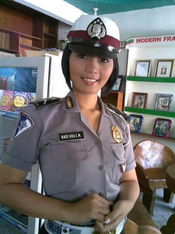 http://reho.st/preview/www.weirdpalace.com/img/lifestyle/indonesian-police-girls/indonesian-police-girls09.jpg