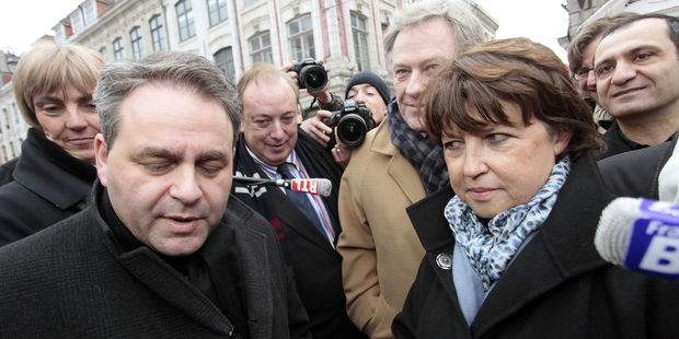 http://reho.st/resize-lejdd.ladmedia.fr/rcrop/620,310/img/var/europe1/storage/images/lejdd/politique/martine-aubry-et-xavier-bertrand-en-colere-contre-emmanuel-macron-3498428/45324869-1-fre-FR/Martine-Aubry-et-Xavier-Bertrand-en-colere-contre-Emmanuel-Macron.jpg
