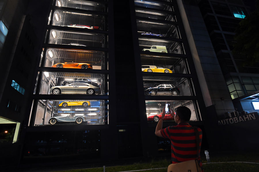 http://reho.st/resize-parismatch.ladmedia.fr/r/901,,forcex/img/var/news/storage/images/paris-match/actu/insolite/a-singapour-un-distributeur-automatique-de-voitures-de-luxe-1261292/000-ol08b/21151829-1-fre-FR/000-OL08B.jpg