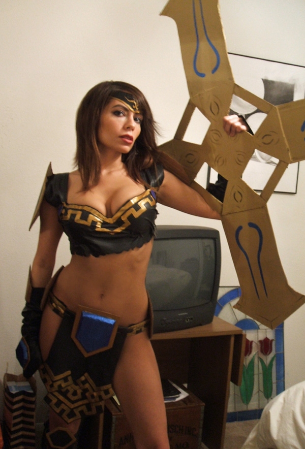 http://reho.st/riot-web-static.s3.amazonaws.com/images/Contests/Masquerade%20Madness/C%20-%20Eredas%20NA%20-%20Sivir.jpg