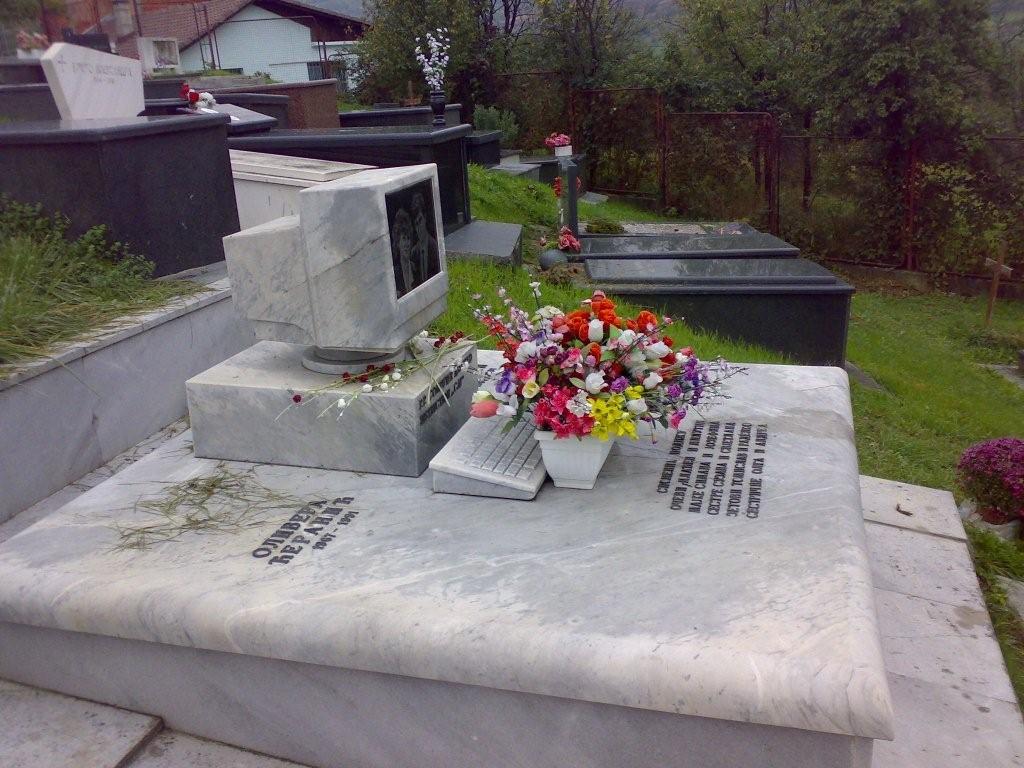 http://reho.st/static.pcinpact.com/images/bd/news/48929-tombe-de-geek.jpg