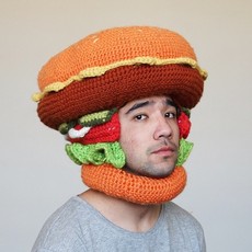 http://reho.st/thumb/culturainquieta.com/images/articles/Hats_that_look_like_pizzas_and_burgers_will_keep_your_head_warm/Phil_Ferguson_gorro2.jpg