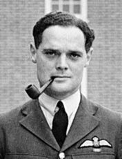 http://reho.st/thumb/https://upload.wikimedia.org/wikipedia/commons/thumb/5/52/Douglas_Bader_headshot.jpg/200px-Douglas_Bader_headshot.jpg