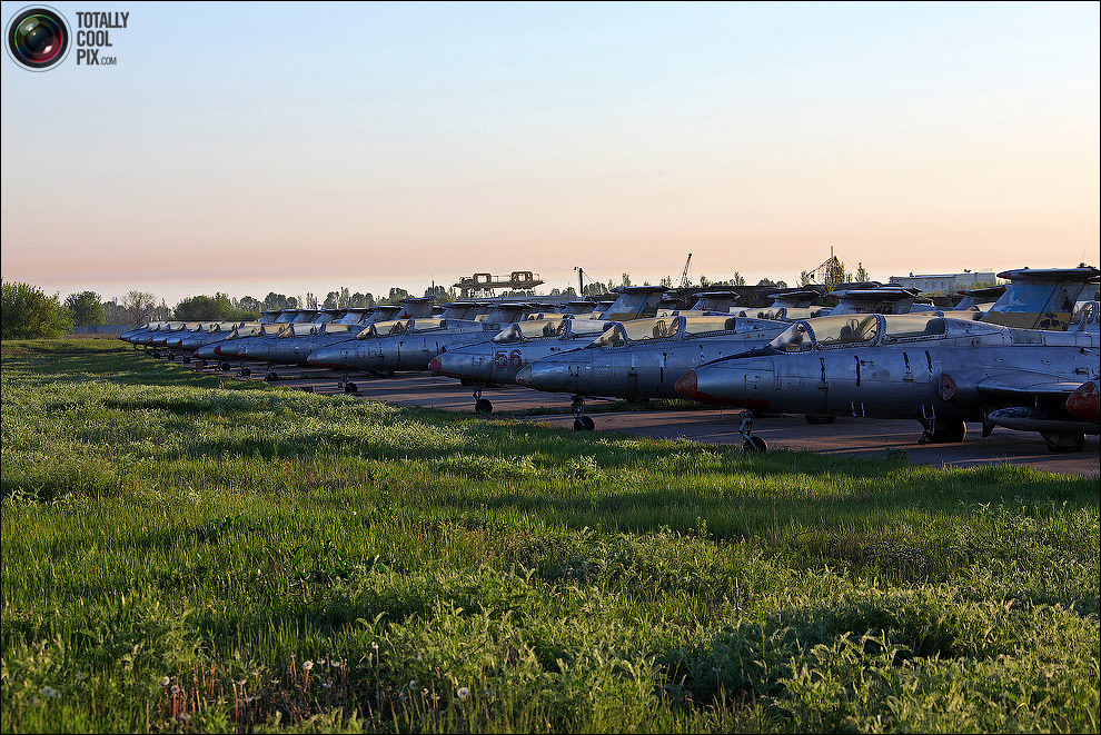 http://reho.st/totallycoolpix.com/wp-content/uploads/2010/04102010_soviet_aerodrome/sovietaerodrome_01.jpg