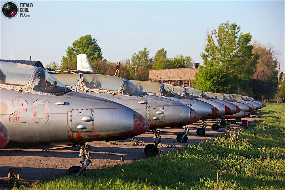 http://reho.st/totallycoolpix.com/wp-content/uploads/2010/04102010_soviet_aerodrome/sovietaerodrome_09.jpg