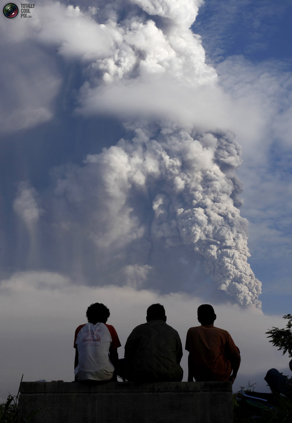http://reho.st/totallycoolpix.com/wp-content/uploads/2010/05112010_mount_merapi/merapi_12.jpg
