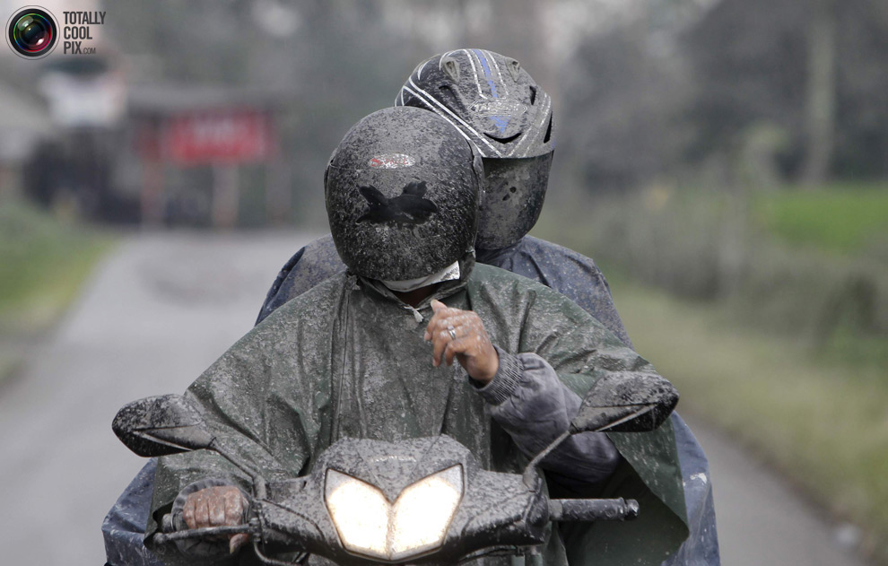 http://reho.st/totallycoolpix.com/wp-content/uploads/2010/05112010_mount_merapi/merapi_14.jpg