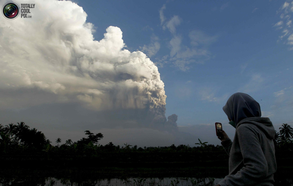 http://reho.st/totallycoolpix.com/wp-content/uploads/2010/05112010_mount_merapi/merapi_17.jpg