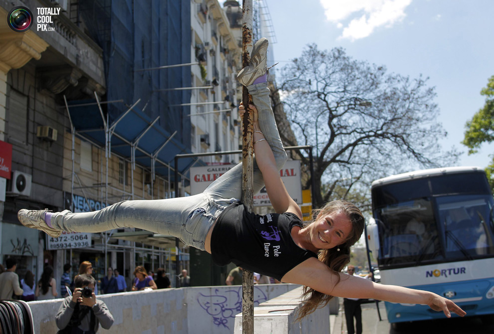 http://reho.st/totallycoolpix.com/wp-content/uploads/2010/081110_miss_pole_dance_2010/poledancing_04.jpg