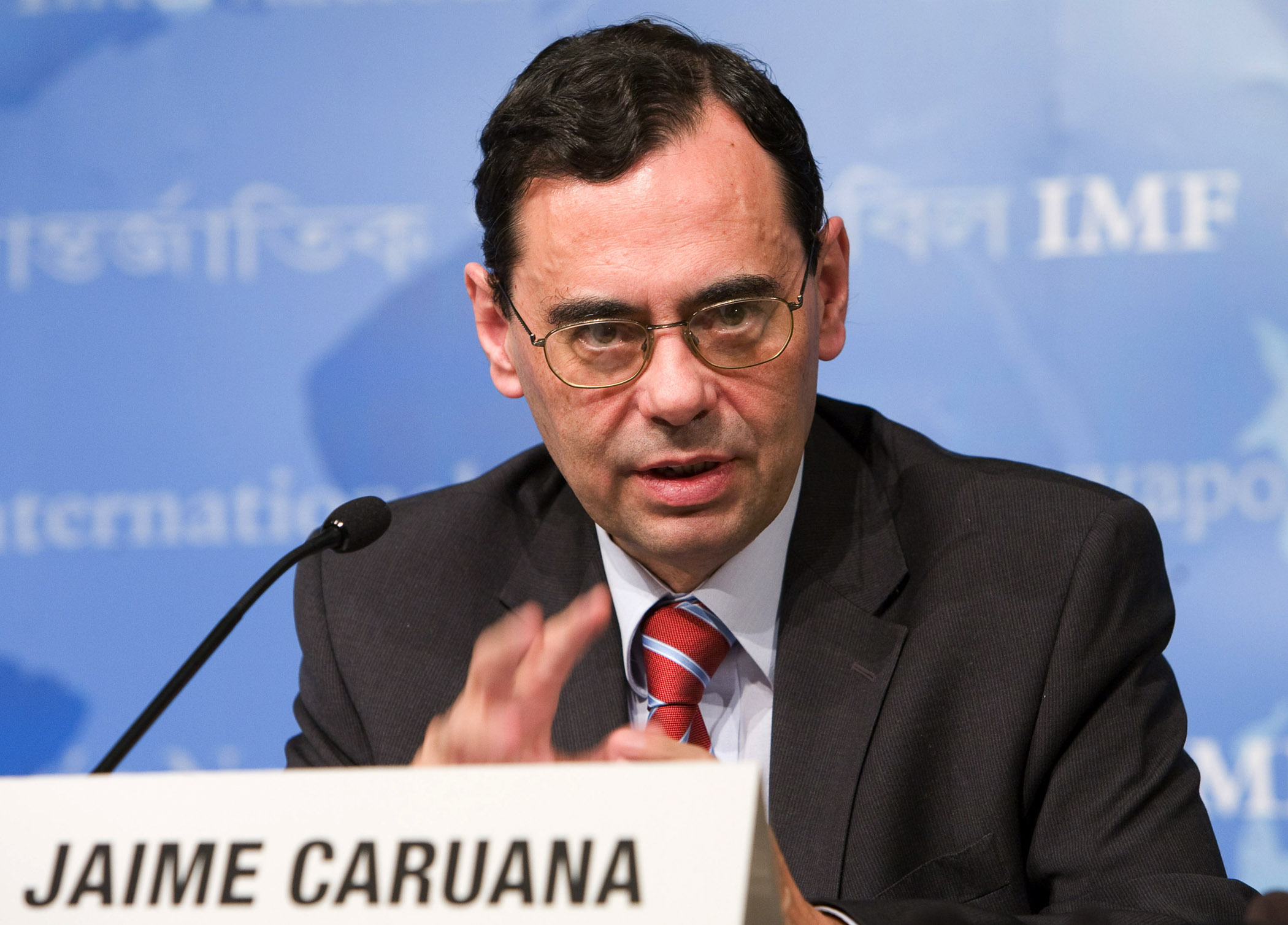 http://reho.st/upload.wikimedia.org/wikipedia/commons/2/25/Caruana,_Jaime_(IMF_2008).jpg